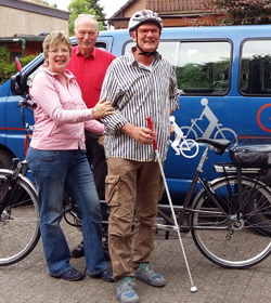Heute dürfen wir Ihnen eine super nette Familie aus Oldenburg vorstellen.
Durch eine Augeninfektion ist der Mann binnen kürzester Zeit komplett erblindet. Mit unserem ‪Klapptandem‬ kann er aber wieder mit seiner netten Frau zusammen fahrradfahren und Geräusche und Düfte in der Natur genießen.
