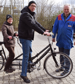 Das Fahrrad fahren beim Regen und Wind macht kein Spaß? „Doch, doch“ – sagen unsere Kunden, „Wenn man zu zweit fährt mit einem Multicycle Klapptandem und Elektrounterstützung“. 