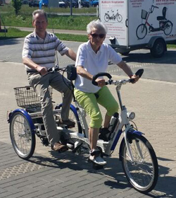 Sehr fahrstabiles und leichtlaufendes Dreirad-Tandem, mit allen technischen Raffinessen ausgestattet. Der Vorteil liegt darin, mit behinderten Personen die volle Mobilität zu erhalten. 