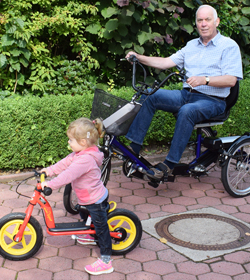 Endlich kann ich wieder mit meiner Enkelin Fahrrad fahren!