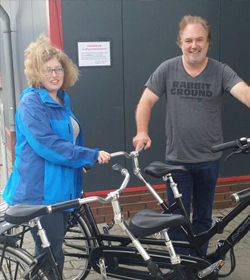 Mit oder ohne Motor? Zusammen treten oder vielleicht unabhängig voneinander treten? Nabenschaltung oder Kettenschaltung oder vielleicht Rohloff?
Bei uns können Sie verschieden Modelle von Klapptandem Probe fahren damit Sie genau das Passende finden!