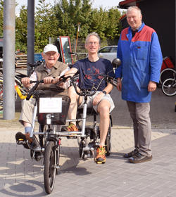 
Bei diesem Modell funktioniert das Tandem-Dreirad wie zwei unabhängige Fahrräder. Beim Fahren treten Fahrer und Beifahrer unabhängig voneinander in die Pedale. Jeder bestimmt individuell für sich, in welchem der fünf Gänge er fahren will.